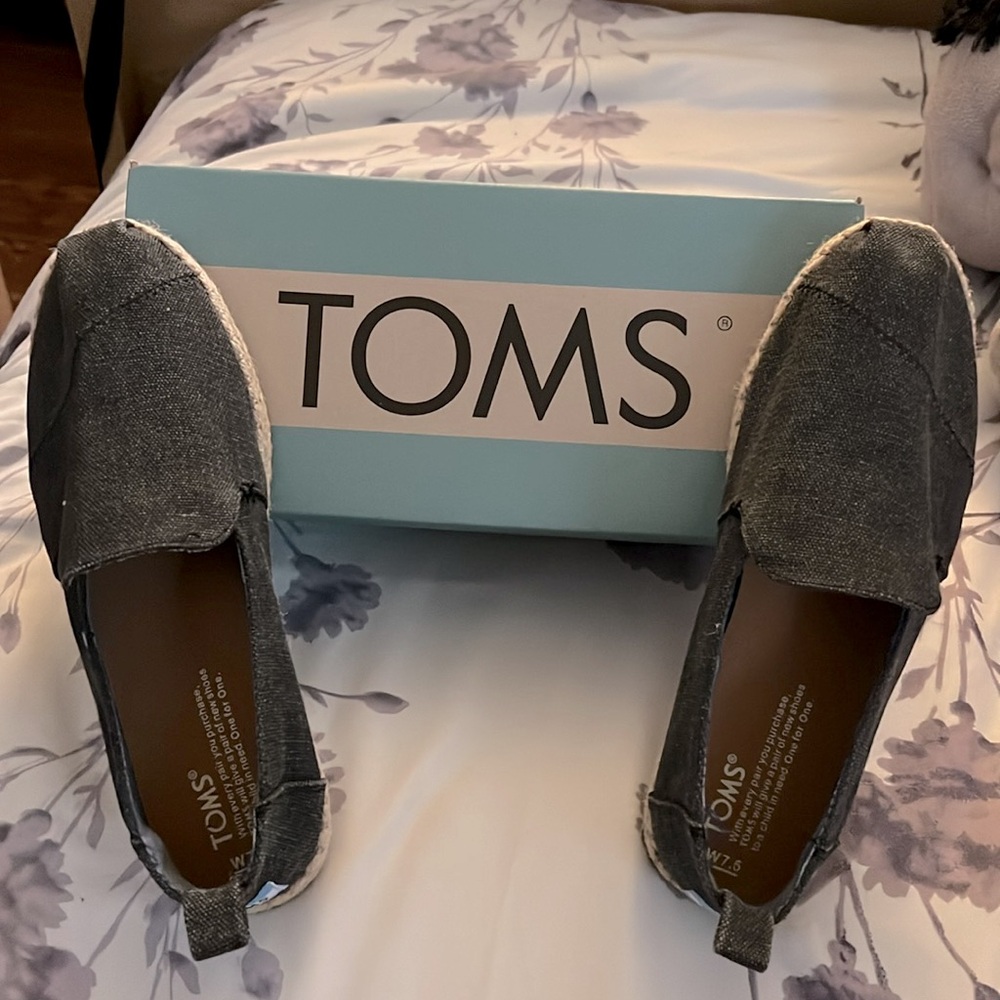 🔖 TOMS Shoes